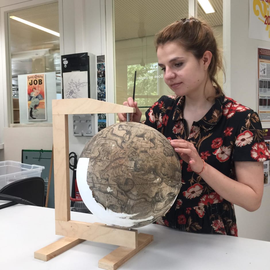 Andra Danila met de globe